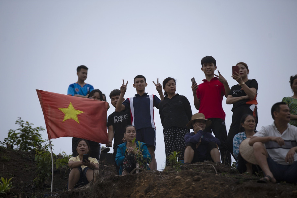 Rất đông người dân địa phương đến xem và cổ vũ cho các vận động viên thi đấu trong buổi chiều 14/5. (Ảnh: Trọng Đạt/TTXVN)