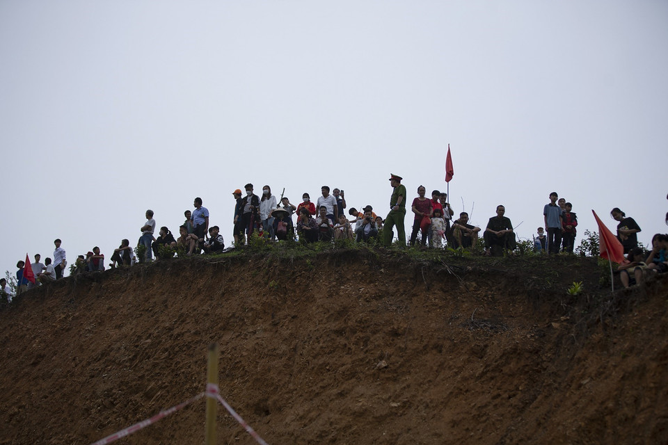 Cổ vũ các vận động viên thi đấu. (Ảnh: Trọng Đạt/TTXVN)