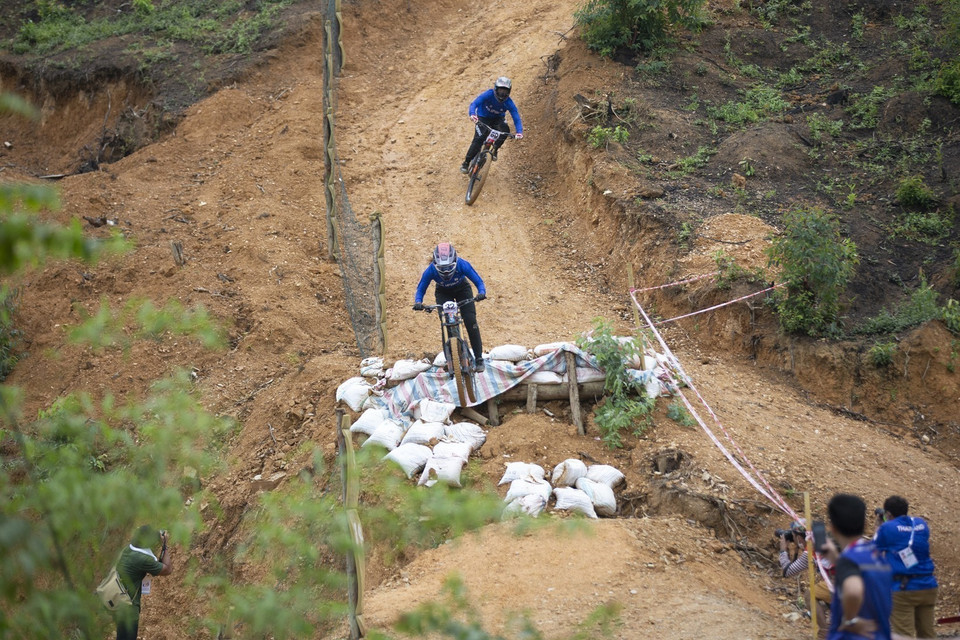  Hai vận động viên đội Indonesia luyện tập trước giờ thi đấu. (Ảnh: Trọng Đạt/TTXVN)