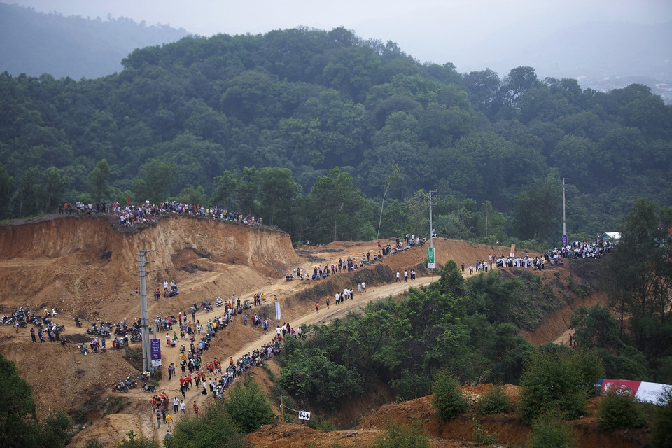 Rất đông người dân địa phương đến xem và cổ vũ cho các vận động viên thi đấu trong buổi chiều ngày 14/5. (Ảnh: Trọng Đạt/TTXVN)