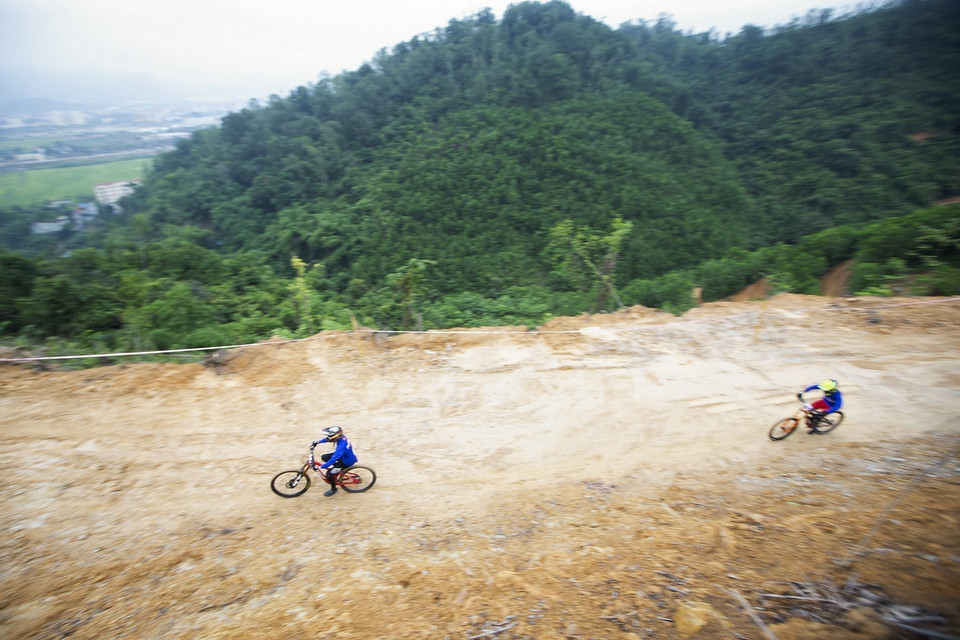 Hai vận động viên đội Indonesia luyện tập trước giờ thi đấu. (Ảnh: Trọng Đạt/TTXVN)