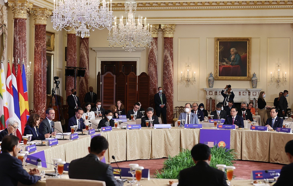 Thủ tướng Phạm Minh Chính cùng các lãnh đạo ASEAN ăn trưa và làm việc với Phó Tổng thống Hoa Kỳ Kamala Harris. (Ảnh: Dương Giang/TTXVN)