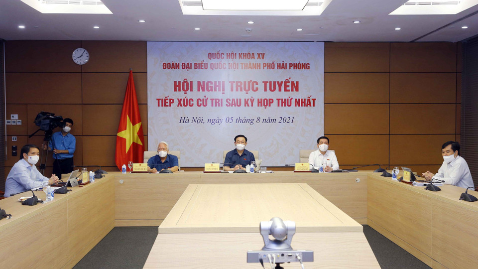 Chủ tịch Quốc hội Vương Đình Huệ và đại diện Đoàn đại biểu Quốc hội thành phố Hải Phòng dự Hội nghị trực tuyến tiếp xúc cử tri. (Ảnh: Doãn Tấn/TTXVN)