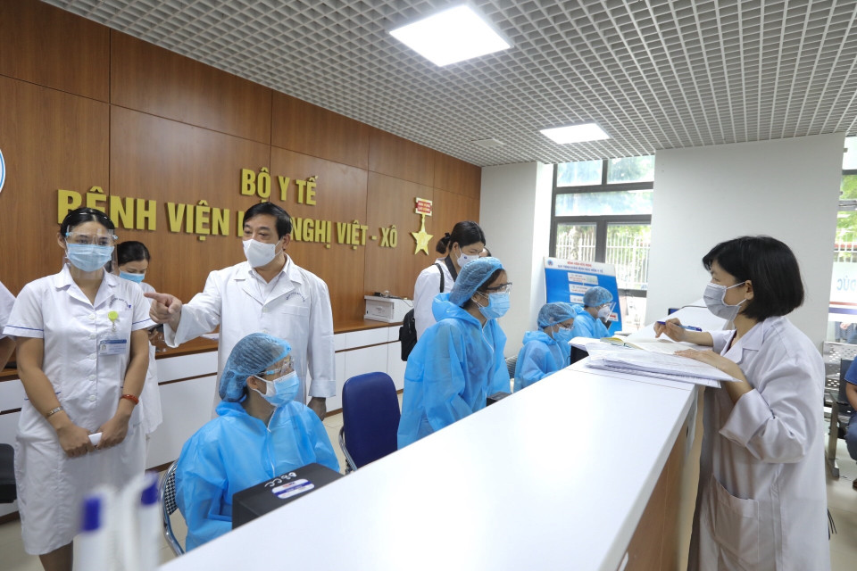 Đoàn kiểm tra của Bộ Y tế do Tiến sỹ Lương Ngọc Khuê, Phó Chủ tịch Hội đồng y khoa quốc gia, Cục trưởng Cục Quản lý Khám, chữa bệnh dẫn đầu. (Ảnh: Minh Quyết/TTXVN)