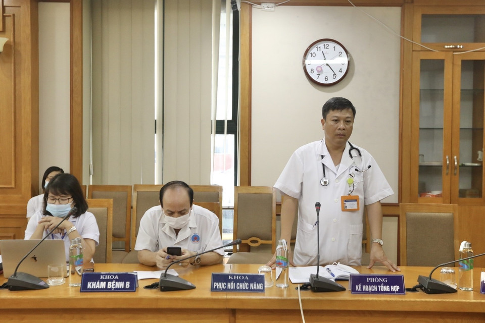 Đại diện Bệnh viện Hữu nghị báo cáo. (Ảnh: Minh Quyết/TTXVN)