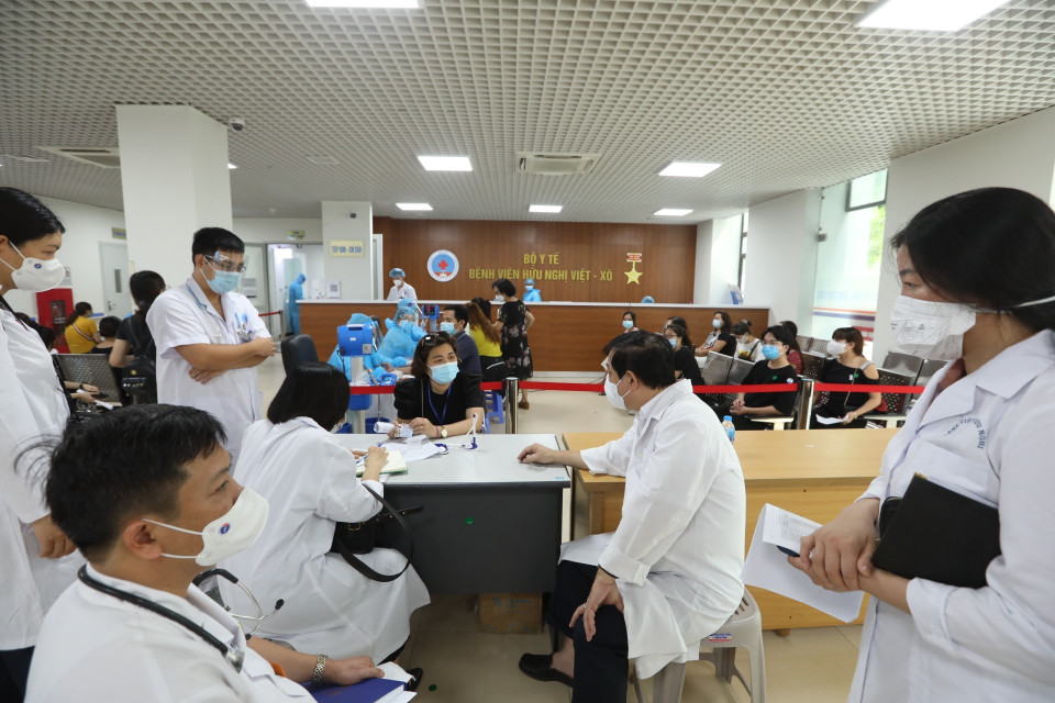 Kiểm tra công tác tiêm vaccine phòng COVID-19. (Ảnh: Minh Quyết/TTXVN)