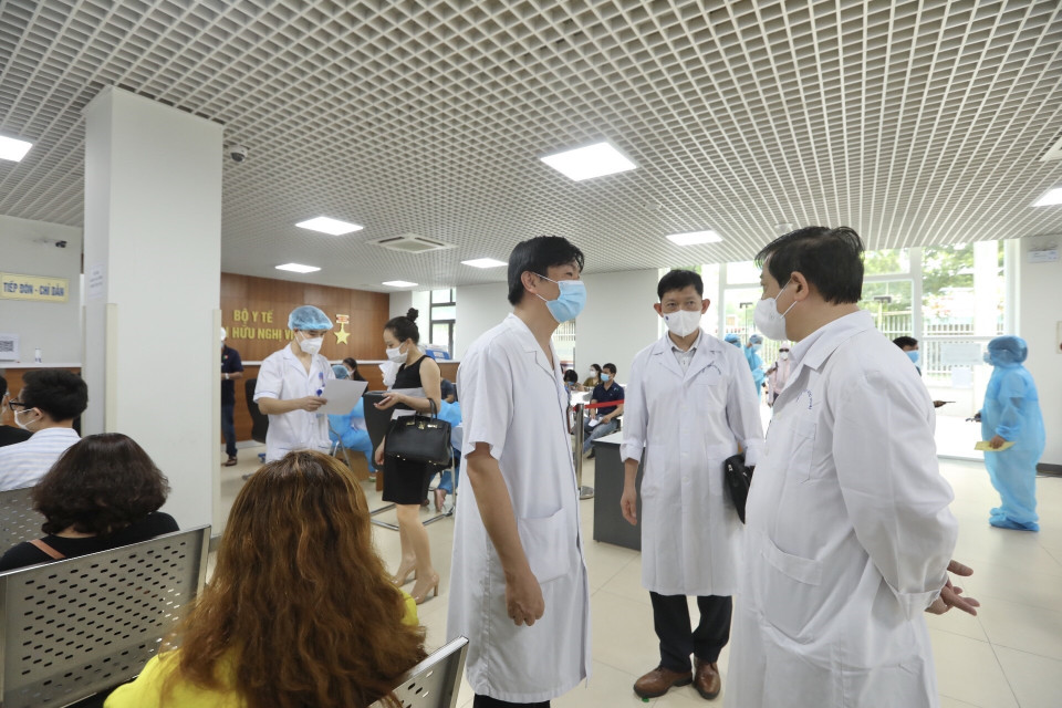 Đoàn kiểm tra của Bộ Y tế kiểm tra công tác tiêm vaccine phòng COVID-19 tại Bệnh viện Hữu nghị. (Ảnh: Minh Quyết/TTXVN)