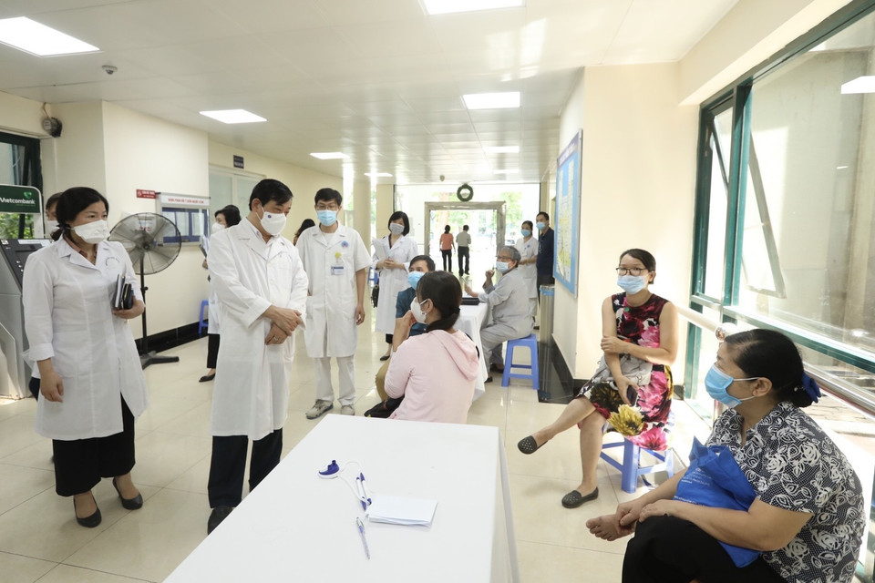 Đoàn kiểm tra của Bộ Y tế kiểm tra công tác tiêm vaccine phòng COVID-19 tại Bệnh viện Hữu nghị. (Ảnh: Minh Quyết/TTXVN)