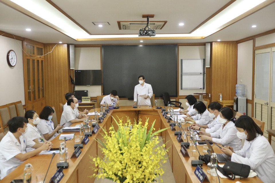 Quang cảnh buổi làm việc của đoàn công tác với Ban lãnh đạo Bệnh viện Hữu nghị. (Ảnh: Minh Quyết/TTXVN)