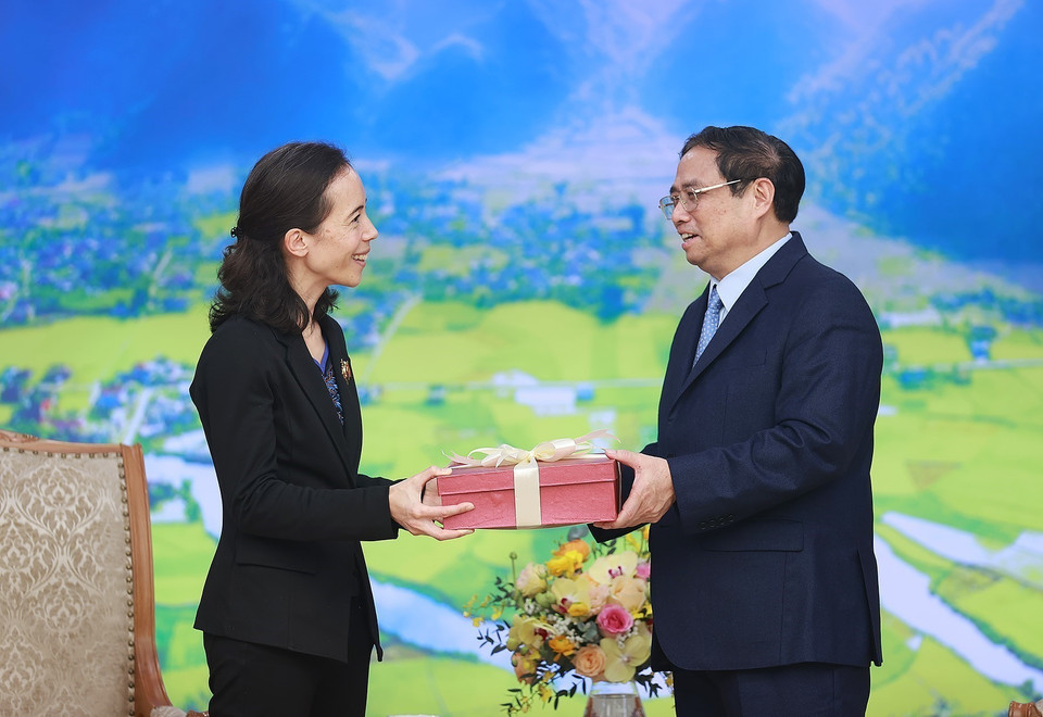 Thủ tướng Phạm Minh Chính tặng quà cho bà Aurelia Nguyen, nguyên Giám đốc điều hành Chương trình Tiếp cận vaccine toàn cầu COVAX. (Ảnh: Dương Giang/TTXVN)