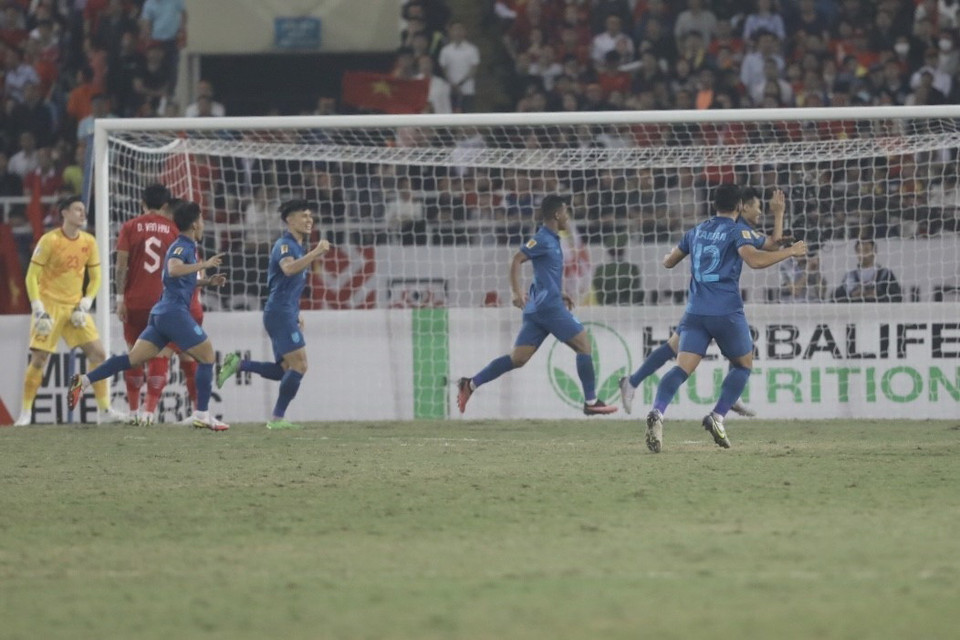 Phút 63, lỗi vị trí của hậu vệ Việt Nam đưa Peeradol (8) vào thế thuận lợi sút tung lưới Văn Lâm, nâng tỷ số lên 2-1 cho Thái Lan. (Ảnh: Minh Quyết/TTXVN)