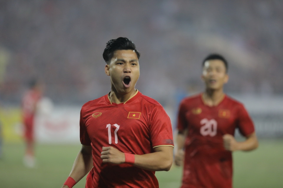 Văn Thanh ghi bàn ở phút 88, san bằng tỷ số 2-2. (Ảnh: Minh Quyết/TTXVN)