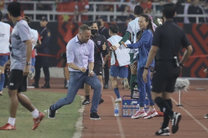 HLV Mano Polking phấn khích khi Thái Lan vượt lên dẫn trước Việt Nam 2-1 ở phút 63. (Ảnh: Minh Quyết/TTXVN)