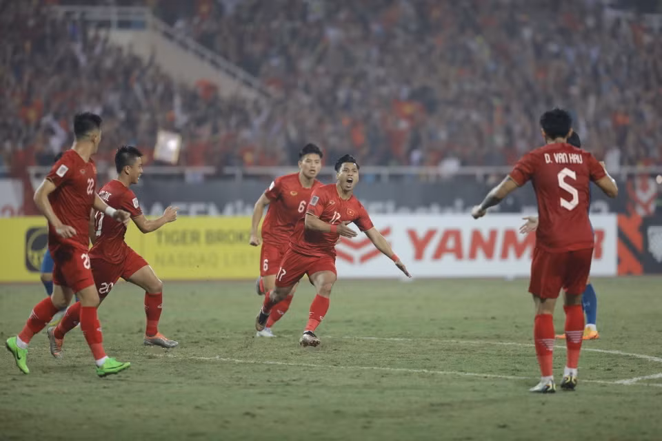 Văn Thanh ghi bàn ở phút 88, san bằng tỷ số 2-2. (Ảnh: Minh Quyết/TTXVN)
