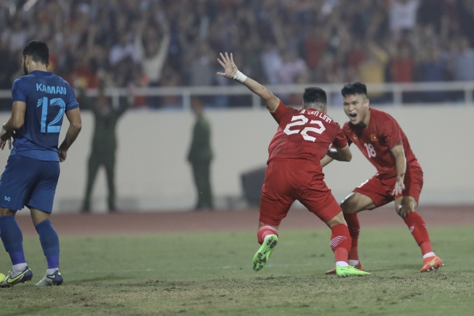 Hai tiền đạo Tiến Linh và Tuấn Hải của đội tuyển Việt Nam ăn mừng sau khi Tiến Linh đánh đầu ghi bàn mở tỷ số ở phút 24 của trận đấu. (Ảnh: Minh Quyết/TTXVN)