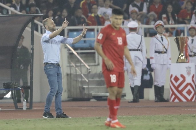 Với sơ đồ đội hình 4 hậu vệ và chỉ có 1 tiền đạo cắm, HLV đội tuyển Thái Lan Mano Polking bộc lộ rõ ý đồ đá phòng ngự phản công, dành sức cho trận lượt về trên sân nhà. (Ảnh: Minh Quyết/TTXVN)