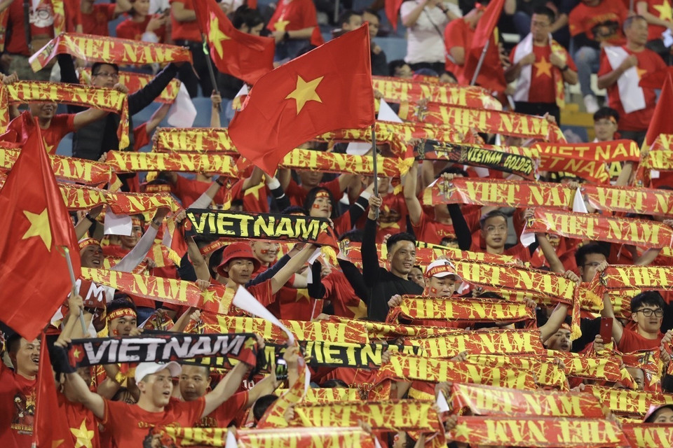 Khán giả đến sân cổ vũ cho đội nhà Việt Nam. (Ảnh: Minh Quyết/TTXVN)