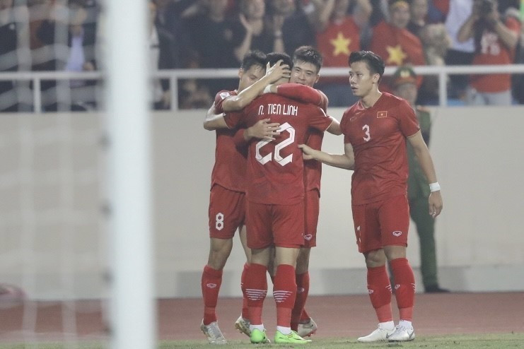 Các cầu thủ đội tuyển Việt Nam ăn mừng bàn thắng mở tỷ số của Tiến Linh ở phút 24. (Ảnh: Minh Quyết/TTXVN)