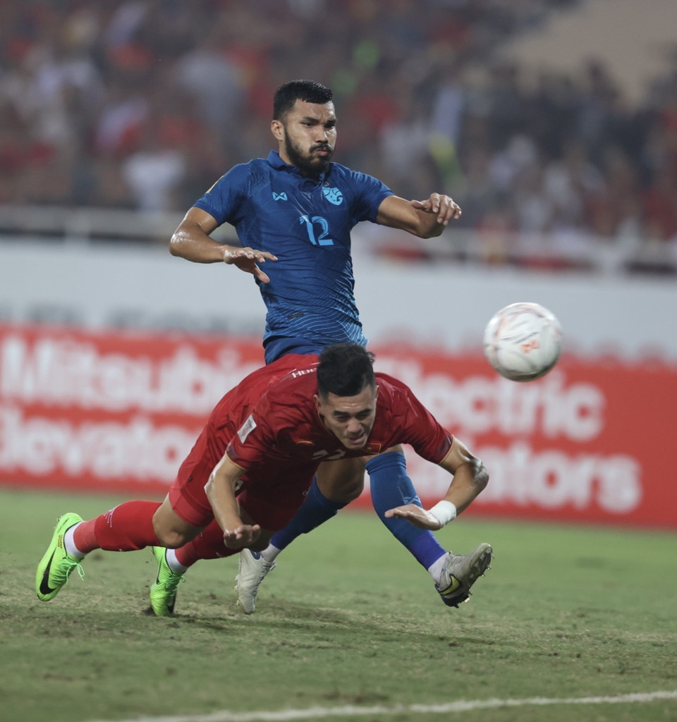 Pha đánh đầu ghi bàn mở tỷ số của Tiến Linh ở phút 24 của trận đấu. (Ảnh: Hoàng Linh/TTXVN)