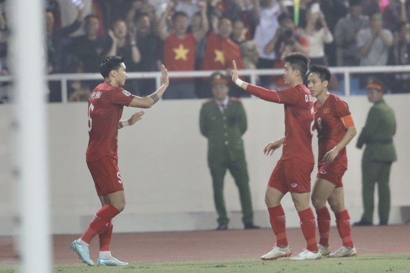 Các cầu thủ đội tuyển Việt Nam ăn mừng bàn thắng mở tỷ số của Tiến Linh ở phút 24. (Ảnh: Minh Quyết/TTXVN)