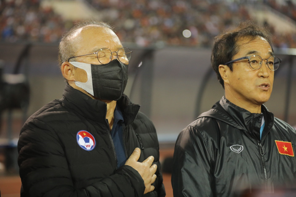 Huấn luyện viên trưởng đội tuyển Việt Nam Park Hang-seo trong nghi thức chào cờ và hát quốc ca Việt Nam. (Ảnh: Minh Quyết/TTXVN)