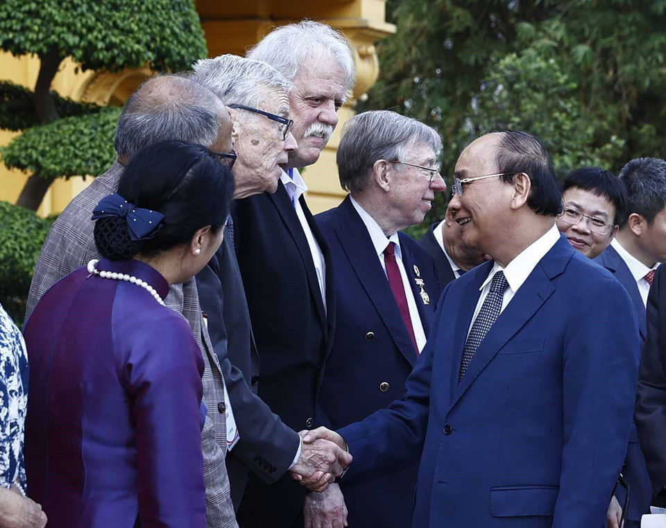 Chủ tịch nước Nguyễn Xuân Phúc gặp gỡ các đại biểu quốc tế.(Ảnh: Thống Nhất/TTXVN)