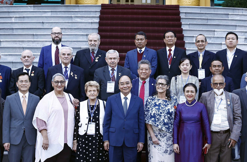 Chủ tịch nước Nguyễn Xuân Phúc với các đại biểu quốc tế. (Ảnh: Thống Nhất/TTXVN)