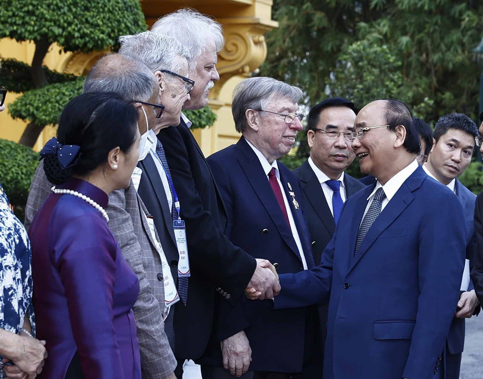 Chủ tịch nước Nguyễn Xuân Phúc gặp gỡ các đại biểu.(Ảnh: Thống Nhất/TTXVN)