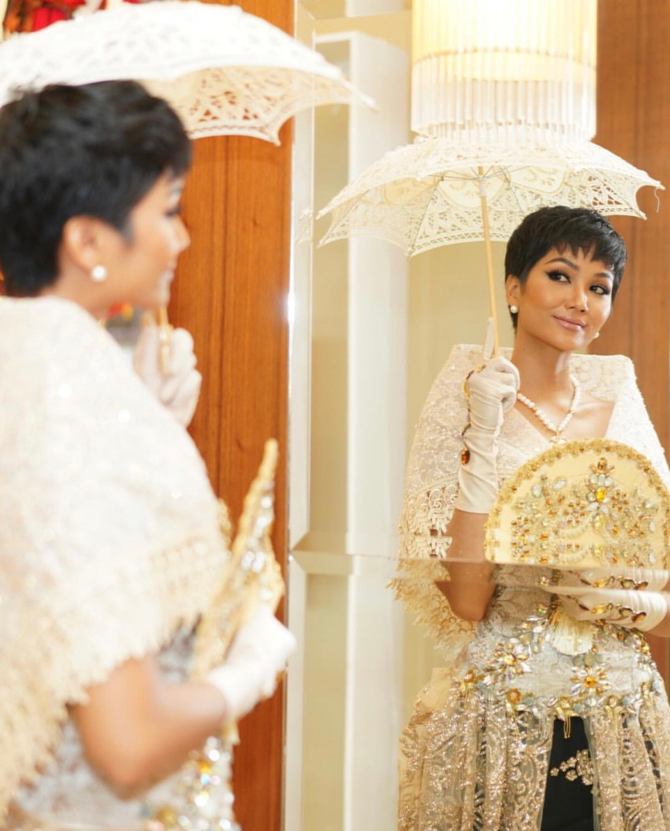 Lấy cảm hứng từ bộ Maria Clara trong giai đoạn ảnh hưởng thống trị của Tây Ban Nha ở Philippines, bộ trang phục này mang hơi hướng vùng miền Bắc Philippines. (Ảnh: CTV/Vietnam+)