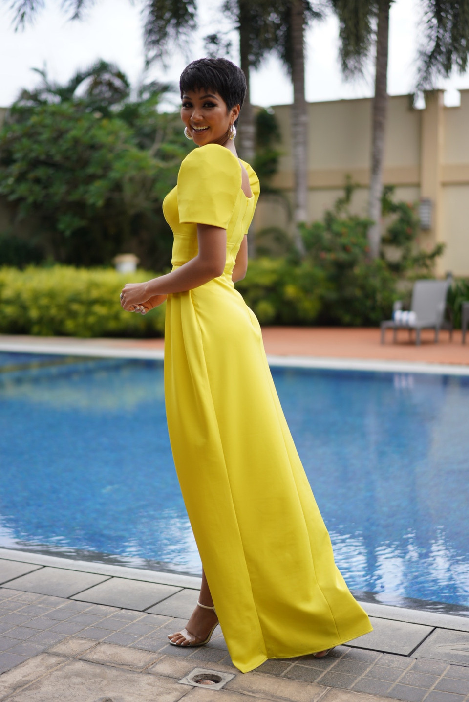 Bộ sưu tập đầu tiên là chiếc váy dạ hội terno, H’Hen Niê mặc màu vàng trong khi Venus mặc chiếc tương tự màu đỏ. (Ảnh: CTV/Vietnam+)