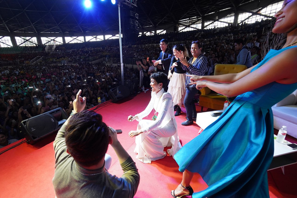 Chia sẻ cảm nhận về Philippines, H’Hen Niê cho biết cô rất bất ngờ trước tình cảm mà mọi người dành cho mình. 'Nhìn nụ cười, ánh mắt của các bạn, H'Hen hiểu vì sao mình có mặt ở đây ngày hôm nay. Cám ơn các bạn vì đã cho H'Hen một kỷ niệm đáng nhớ trong tuổi thanh xuân. Cám ơn Philippines rất nhiều”. (Ảnh: CTV/Vietnam+)