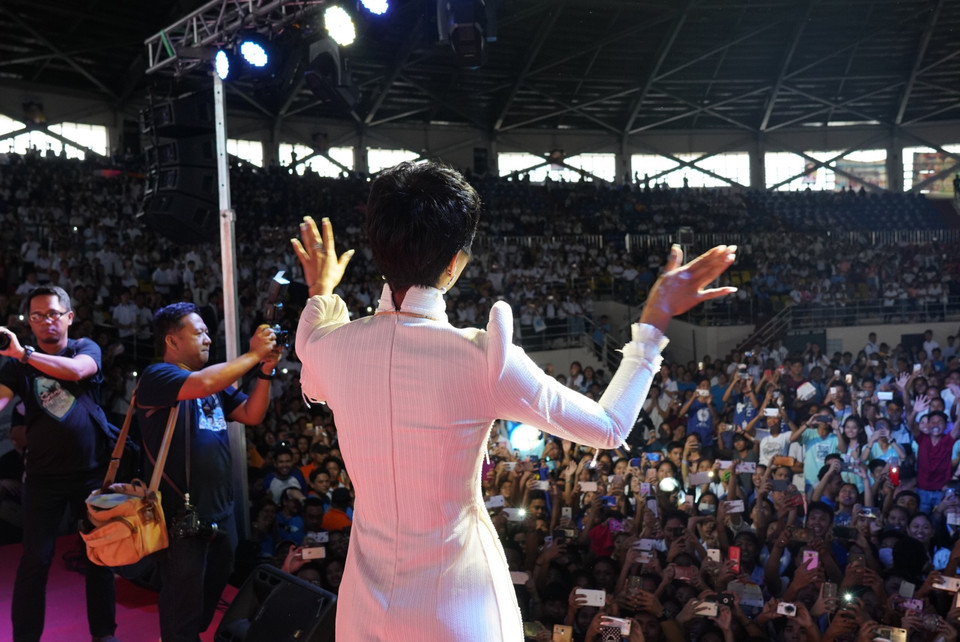 Cô chia sẻ: 'Ngày trước, H'Hen cũng như các bạn, ngồi bên dưới, ao ước sau này mình cũng được đứng trước nhiều người như thế này, để truyền động lực cho mọi người. H'Hen chỉ là một người bình thường thôi, H'Hen không nghĩ mình là hình mẫu lý tưởng cho các bạn học hỏi, nhưng H'Hen tin rằng câu chuyện của mình phần nào sẽ giúp các bạn có thêm sức mạnh và sự tự tin. Vì H'Hen làm được, các bạn cũng làm được. Hãy tin vào chính mình!' (Ảnh: CTV/Vietnam+)