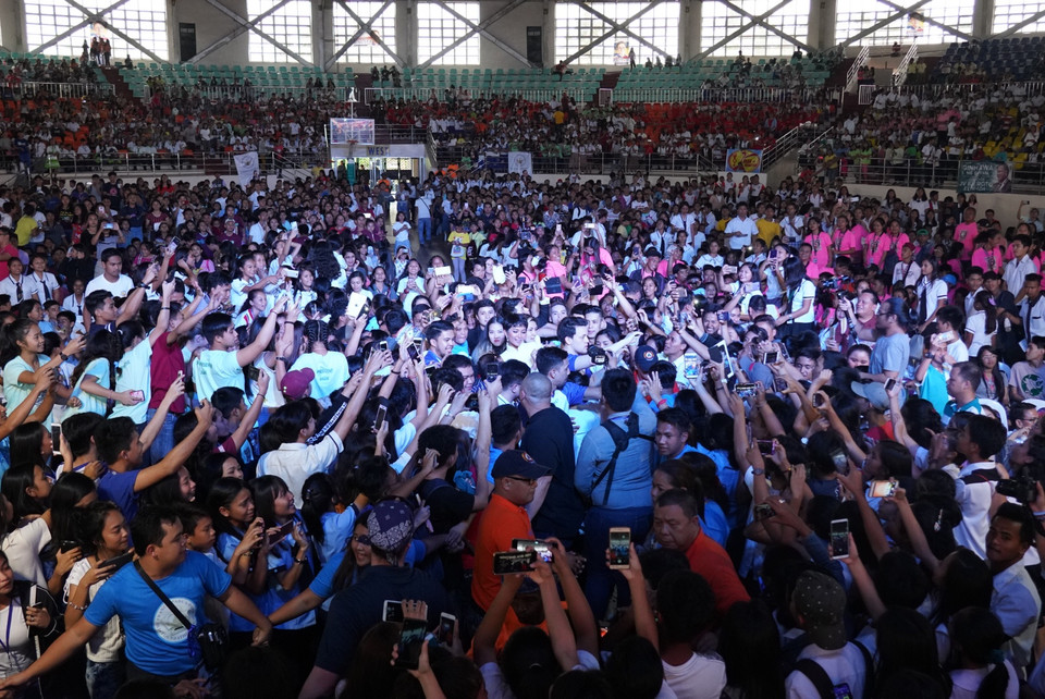 Cô nhận được sự đón chào nồng nhiệt của 12.000 học sinh, sinh viên ưu tú của Philippines. (Ảnh: CTV/Vietnam+)