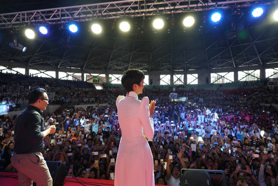 Cô đã kể về hành trình từ cô gái lớn lên trong buôn làng hẻo lánh trở thành Hoa hậu Hoàn vũ Việt Nam, về sự phấn đấu theo đuổi lý tưởng và đặt ra mục tiêu cho mình. H’Hen Niê liên tục nhấn mạnh: Ước mơ của bạn là gì? (Ảnh: CTV/Vietnam+)