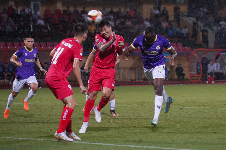 Đến phút thứ 16, tiền đạo Tagueu lập công giúp đội chủ nhà quân bình tỷ số 1-1. (Ảnh: Việt Anh/Vietnam+)