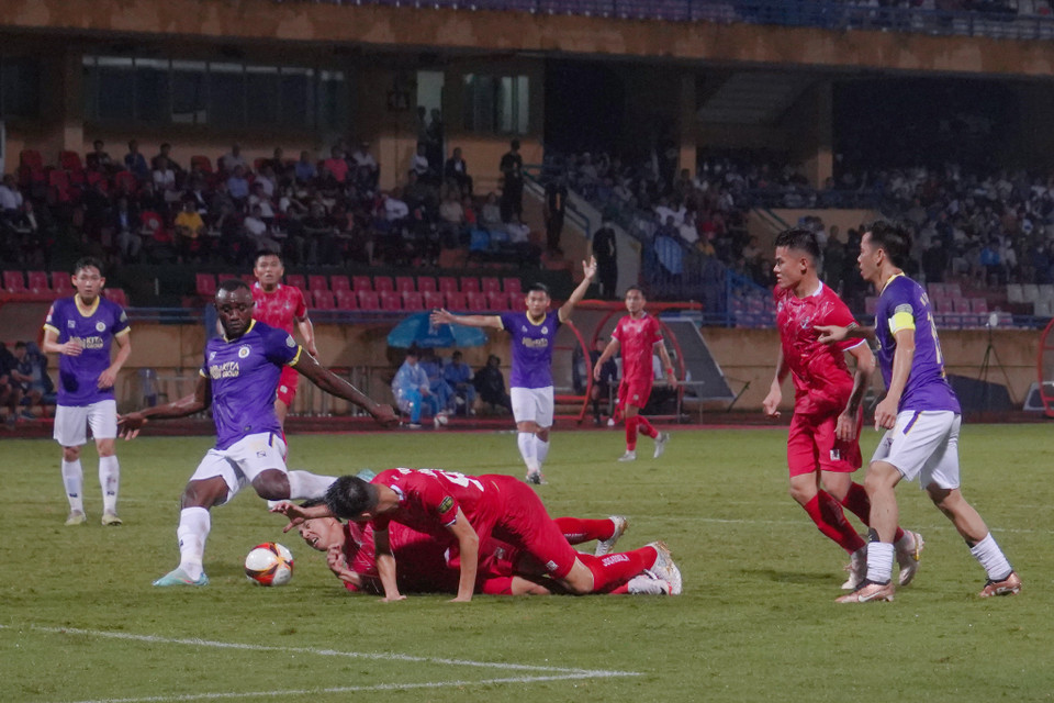 Đến phút thứ 36, Tagueu ghi bàn thắng thứ hai giúp đội chủ nhà vượt lên dẫn 2-1 trước khi bước vào giờ nghỉ. (Ảnh: Việt Anh/Vietnam+)