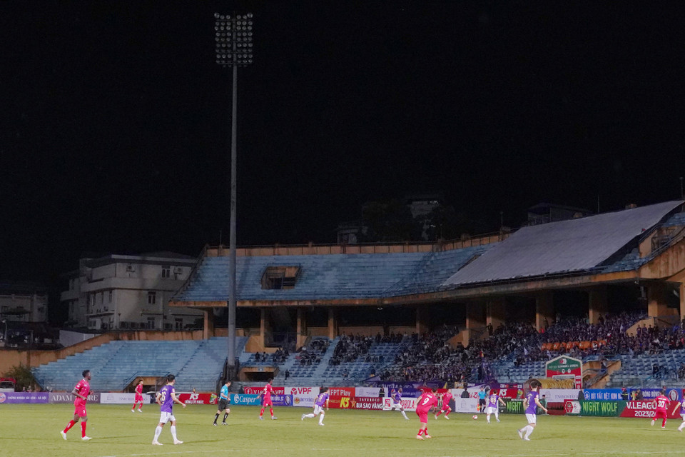 Bước sang hiệp hai, cầu thủ hai đội thi đấu trong điều kiện thiếu sáng do dàn đèn tại Sân Hàng Đẫy gặp sự cố mất điện. (Ảnh: Việt Anh/Vietnam+)
