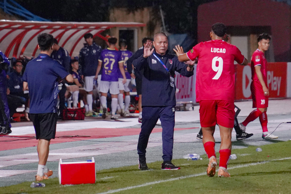 Tiền đạo Lucao ăn mừng cùng Huấn luyện viên Chu Đình Nghiêm sau bàn thắng nâng tỷ số lên 4-2 cho Hải Phòng. (Ảnh: Việt Anh/Vietnam+)