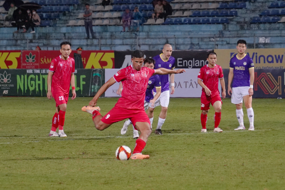 Đến phút bù giờ thứ ba, Hải Phòng được hưởng phạt đền và Lucao thực hiện thành công để hoàn tất cú hattrick cho riêng mình. (Ảnh: Việt Anh/Vietnam+)