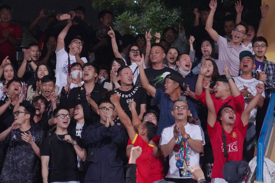 Ngay ở phút thứ 3, các cổ động viên đội khách đã được ăn mừng bàn thắng khi tiền vệ Triệu Việt Hưng đánh đầu tung lưới Hà Nội FC. (Ảnh: Việt Anh/Vietnam+)