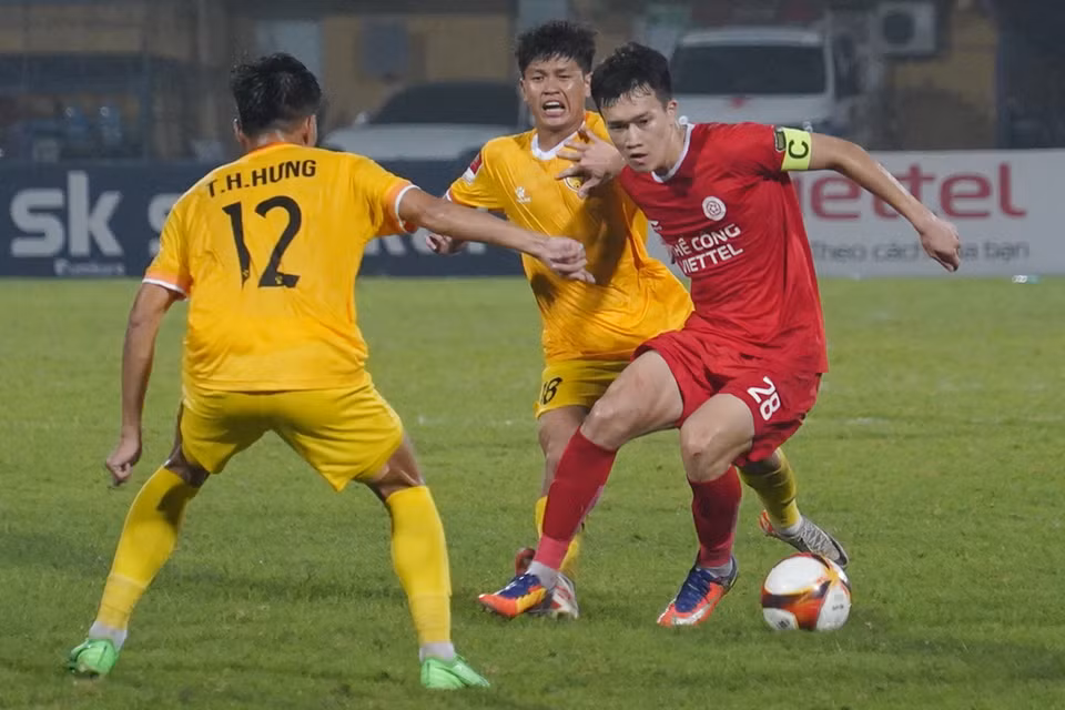 Tinh thần lên cao sau hai chiến thắng liên tiếp trước Công an Hà Nội, Hoàng Đức và các đồng đội đặt mục tiêu giành trọn 3 điểm trước Quảng Nam đề thoát khỏi nhóm 'cầm đèn đỏ.' (Ảnh: Việt Anh/Vietnam+)