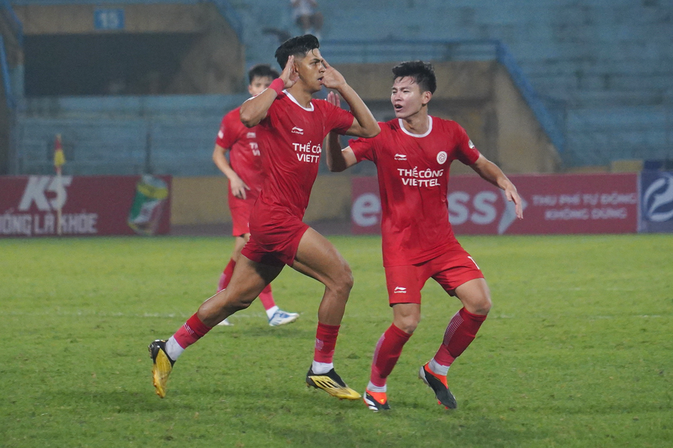 Chỉ 8 phút sau, ngoại binh Pedro Henrique tỏa sáng với pha cứa lòng gỡ hòa 2-2 cho Thể Công-Viettel. (Ảnh: Việt Anh/Vietnam+)