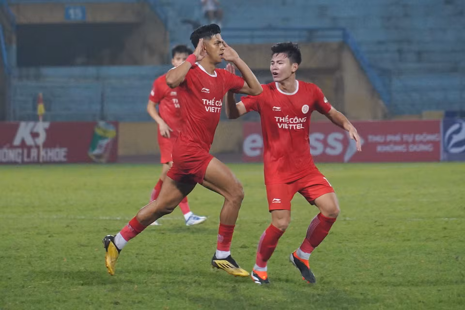 Chỉ 8 phút sau, ngoại binh Pedro Henrique tỏa sáng với pha cứa lòng gỡ hòa 2-2 cho Thể Công-Viettel. (Ảnh: Việt Anh/Vietnam+)