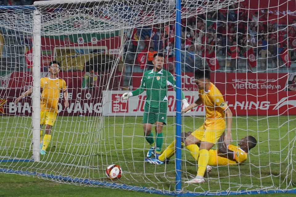 Phút thứ 60, nỗ lực căng ngang của Trương Tiến Anh khiến trung vệ Eze bên phía Quảng Nam 'đốt lưới nhà' rút ngắn tỷ số xuống còn 1-2 cho Đội bóng áo lính. (Ảnh: Việt Anh/Vietnam+)