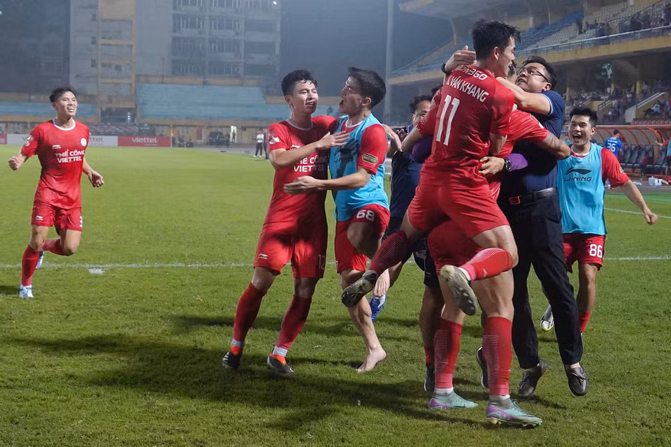 Thời gian còn lại là không đủ để Quảng Nam tìm kiếm bàn gỡ hòa. Chung cuộc, đoàn quân của huấn luyện viên Nguyễn Đức Thắng có chiến thắng thứ ba liên tiếp trên mọi đấu trường. (Ảnh: Việt Anh/Vietnam+)