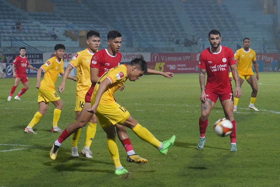 Chơi thiếu người nhưng Quảng Nam bất ngờ nhân đôi cách biệt ở cuối hiệp một với bàn thắng của Phù Trung Phong. (Ảnh: Việt Anh/Vietnam+)