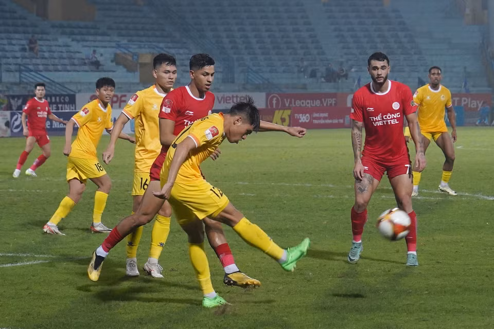 Chơi thiếu người nhưng Quảng Nam bất ngờ nhân đôi cách biệt ở cuối hiệp một với bàn thắng của Phù Trung Phong. (Ảnh: Việt Anh/Vietnam+)