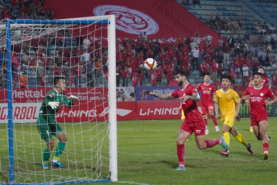 Đến phút bù giờ thứ năm của hiệp hai, xuất phát từ tình huống sút xa của Trần Danh Trung buộc thủ môn bên phía Quảng Nam phải đẩy bóng ra, tiền đạo Joao Pedro có mặt đúng chỗ để đánh đầu bồi, ấn định chiến thắng ngược dòng 3-2 cho Thể Công. (Ảnh: Việt Anh/Vietnam+)