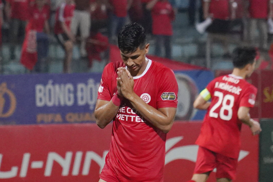 Tuy nhiên, Pedro Henrique hóa 'tội đồ' khi bỏ lỡ cơ hội trên chấm 11m. (Ảnh: Việt Anh/Vietnam+)