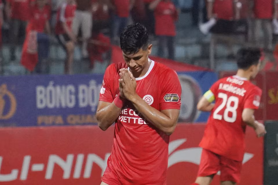 Tuy nhiên, Pedro Henrique hóa 'tội đồ' khi bỏ lỡ cơ hội trên chấm 11m. (Ảnh: Việt Anh/Vietnam+)